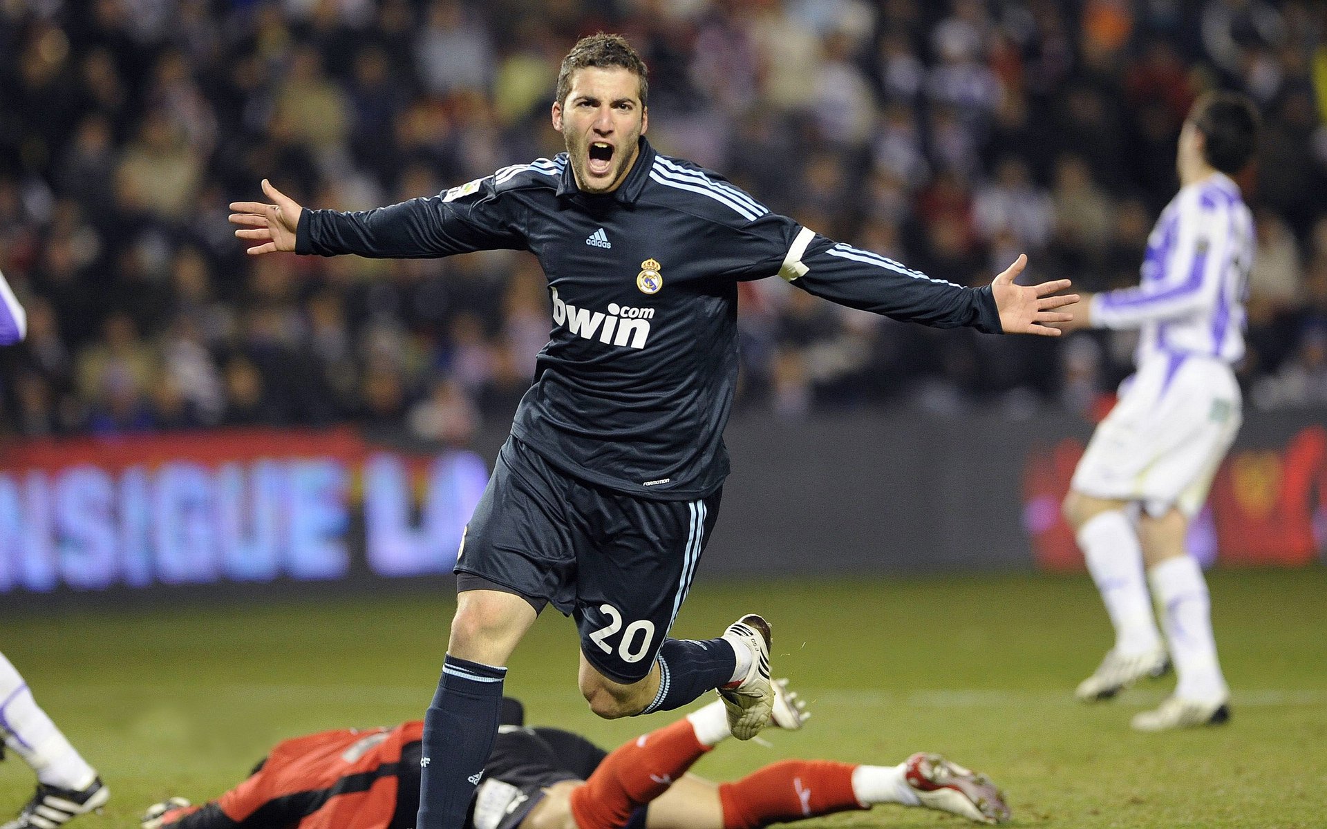 《Hope：年轻天才，开启电竞新篇章》